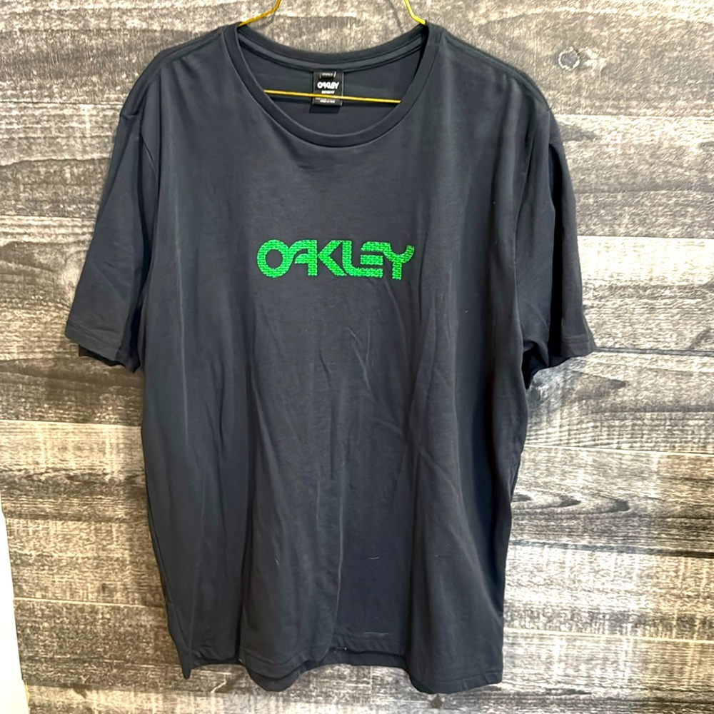 Mens Oakley t-shirt
